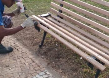 Caraguatatuba revitaliza madeiramentos de bancos do TMC e pontes da Martim de Sá