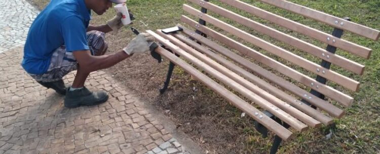 Caraguatatuba revitaliza madeiramentos de bancos do TMC e pontes da Martim de Sá