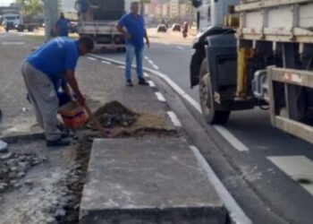 Caraguatatuba realiza manutenção de tampas no Centro e Região Sul