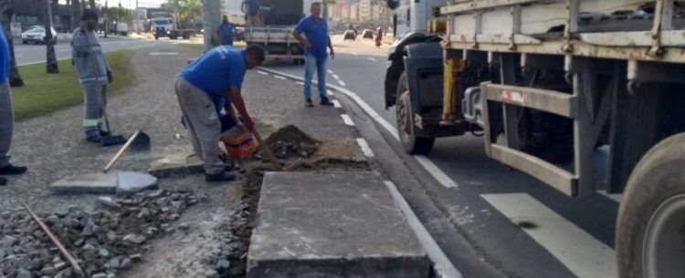 Caraguatatuba realiza manutenção de tampas no Centro e Região Sul