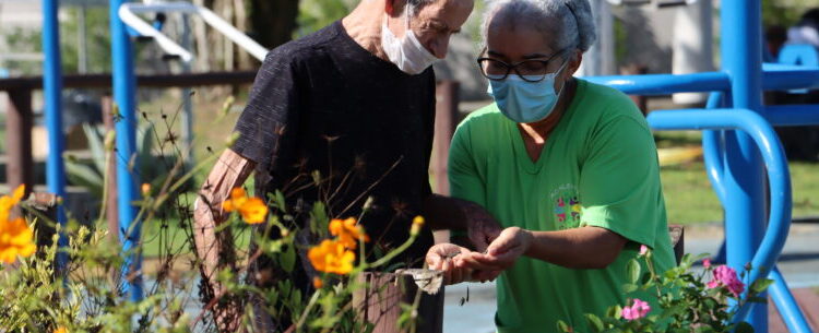 Idosos e PcD atendidos pela Prefeitura de Caraguatatuba tem um dia diferente na Praça Sensorial