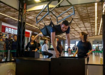 Brincadeira ‘Garra Humana’ é sucesso no Serramar Shopping