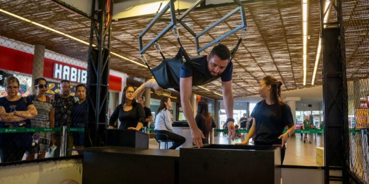 Brincadeira ‘Garra Humana’ é sucesso no Serramar Shopping