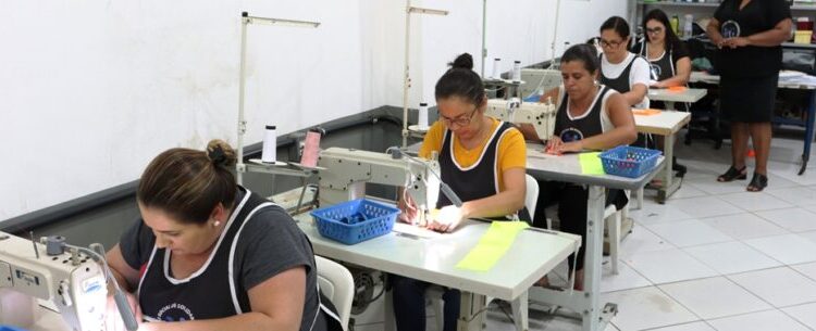 Curso de Iniciação à Costura possibilita nova renda para 36 alunas do Fundo Social de Caraguatatuba