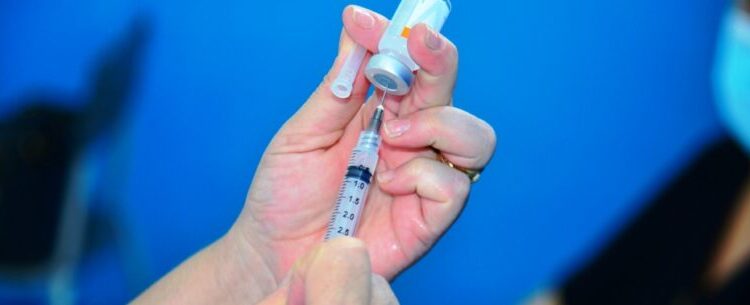 Caraguatatuba inicia 4ª dose da vacina contra Covid-19 em maiores de 35 anos na segunda-feira