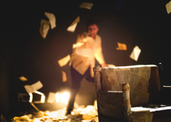 Vale do Paraíba recebe espetáculo gratuito que discute violência, desigualdade social e espetacularização da imprensa