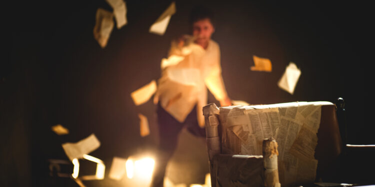 Vale do Paraíba recebe espetáculo gratuito que discute violência, desigualdade social e espetacularização da imprensa