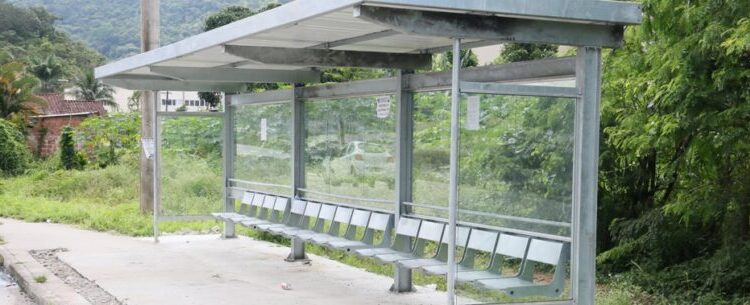 Caraguatatuba recebe 11 novos abrigos de ônibus e realiza vistoria dos locais para instalação