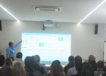 Prefeito assina termo de compromisso para início das obras de esgoto do Jaraguazinho, Martim de Sá e Golfinhos