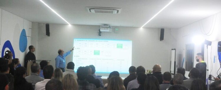 Prefeito assina termo de compromisso para início das obras de esgoto do Jaraguazinho, Martim de Sá e Golfinhos