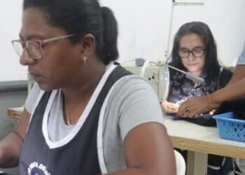 Fundo Social ensina reaproveitamento de tecidos através do curso de Customização