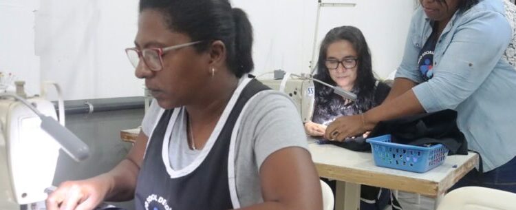 Fundo Social ensina reaproveitamento de tecidos através do curso de Customização