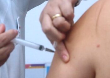 Caraguatatuba imuniza 84% dos grupos prioritários contra gripe e vacina continua liberada ao público geral