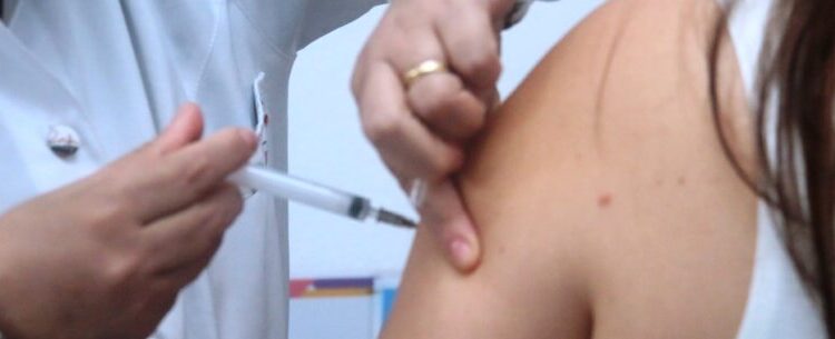 Caraguatatuba imuniza 84% dos grupos prioritários contra gripe e vacina continua liberada ao público geral