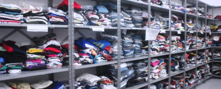 Fundo Social de Caraguatatuba doa mais de 15 mil peças de roupas e atende 557 famílias no primeiro semestre