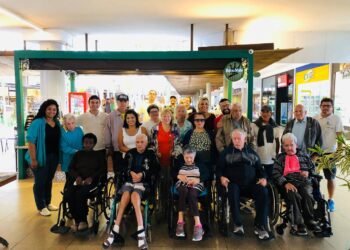 Serramar Shopping leva idosos do Instituto Pró+Vida para o Shopping com direito a cinema e café da tarde