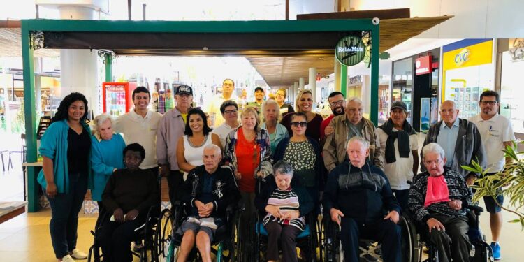 Serramar Shopping leva idosos do Instituto Pró+Vida para o Shopping com direito a cinema e café da tarde