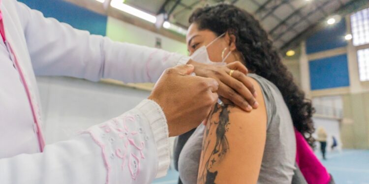 Bertioga libera 4ª dose da vacina contra a Covid-19 para pessoas de 35 anos ou mais a partir desta terça (12)