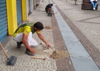 Calçadão Santa Cruz recebe recuperação dos mosaicos de pedras portuguesas em Caraguatatuba