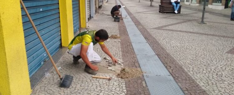 Calçadão Santa Cruz recebe recuperação dos mosaicos de pedras portuguesas em Caraguatatuba