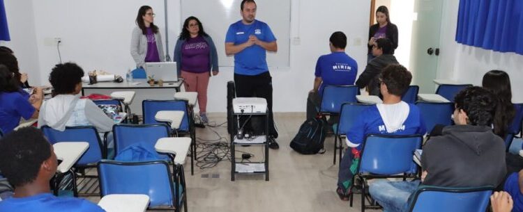 Agosto Lilás: Integrantes da Guarda Mirim de Caraguatatuba assistem palestra sobre Lei Maria da Penha