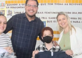 Caraguatatuba inicia entrega de mais de 21 mil kits de uniforme escolar