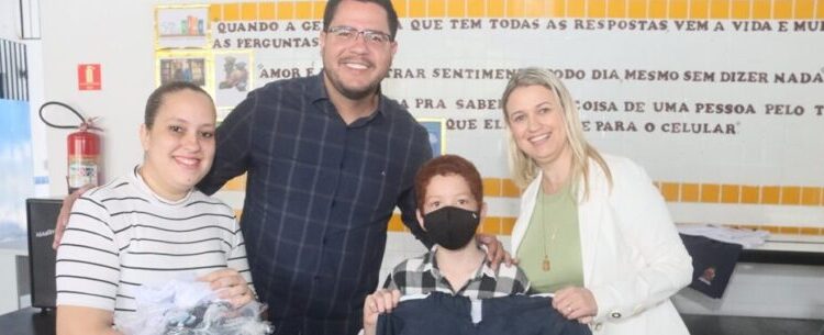 Caraguatatuba inicia entrega de mais de 21 mil kits de uniforme escolar