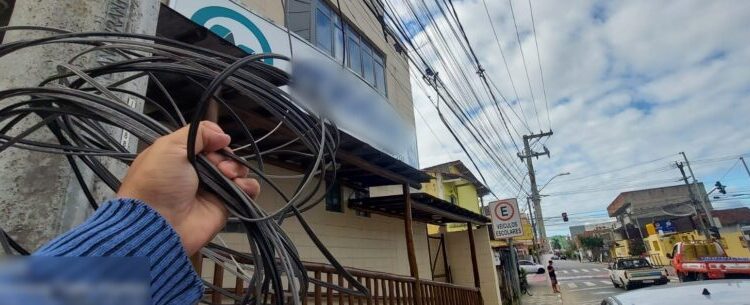 Prefeitura e Procon de Caraguatatuba se reúnem com EDP em busca de soluções para ocorrências de fios soltos