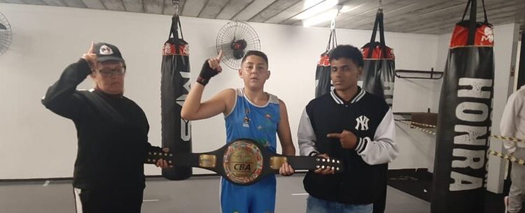 Boxeador de Caraguatatuba é campeão do Campeonato Paulista de Boxe para alunos