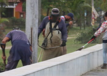 Caraguatatuba realiza mutirão de limpeza na Avenida da Praia entre Jardim Britânia e Porto Novo