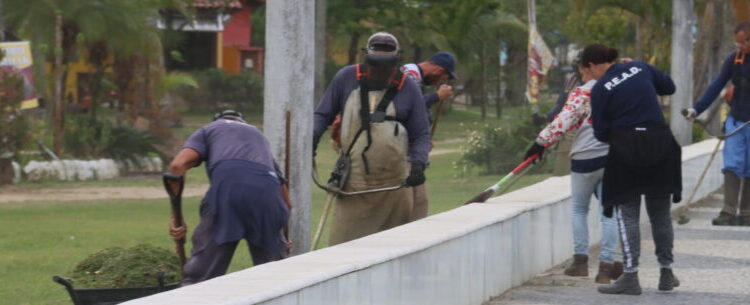 Caraguatatuba realiza mutirão de limpeza na Avenida da Praia entre Jardim Britânia e Porto Novo