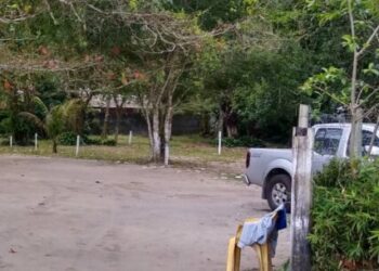 Operação da Prefeitura de Caraguatatuba desmonta estacionamento em área pública na Tabatinga