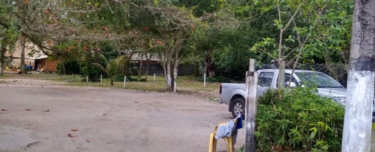 Operação da Prefeitura de Caraguatatuba desmonta estacionamento em área pública na Tabatinga