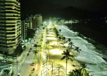 Prefeito de Caraguatatuba entrega nova iluminação da orla da praia da Martim de Sá com luminárias LED