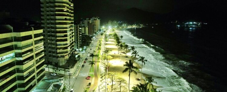Prefeito de Caraguatatuba entrega nova iluminação da orla da praia da Martim de Sá com luminárias LED
