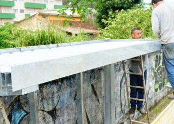 Prefeitura de Caraguatatuba instala novos abrigos de ônibus na cidade