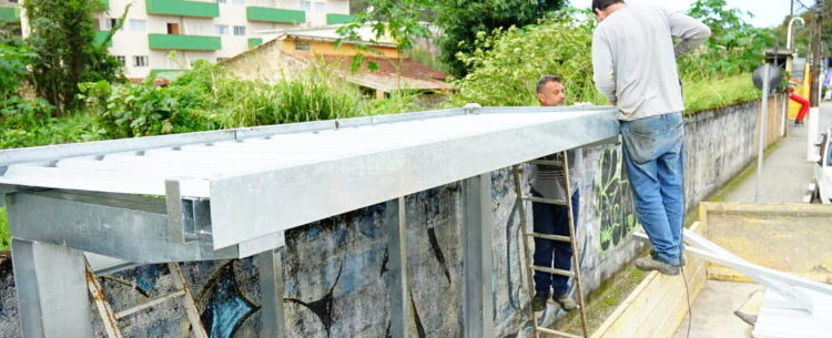 Prefeitura de Caraguatatuba instala novos abrigos de ônibus na cidade