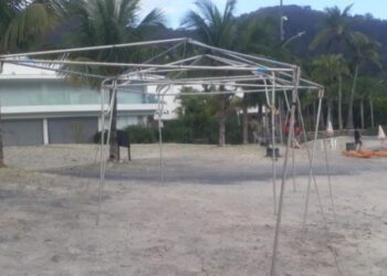 Prefeitura de Caraguatatuba notifica condomínio para retirada de tendas na Tabatinga