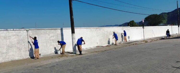 Prefeitura de Caraguatatuba inicia trabalhos de zeladoria com reeducandos do CDP