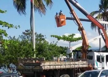 Praia do Camaroeiro recebe iluminação na faixa de areia com projetores e luminárias LED