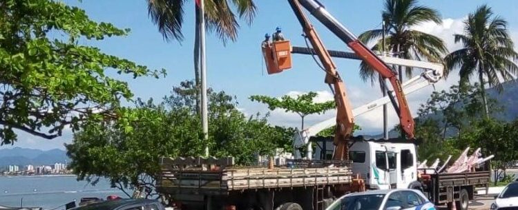 Praia do Camaroeiro recebe iluminação na faixa de areia com projetores e luminárias LED