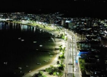 Prefeitura de Caraguatatuba acende as luzes da Orla da Praia no Camaroeiro