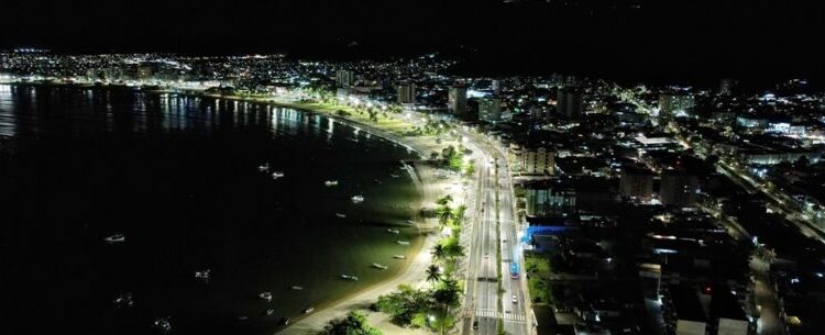 Prefeitura de Caraguatatuba acende as luzes da Orla da Praia no Camaroeiro