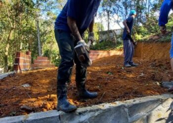 Obra irregular é demolida em área pública no bairro Jaraguazinho
