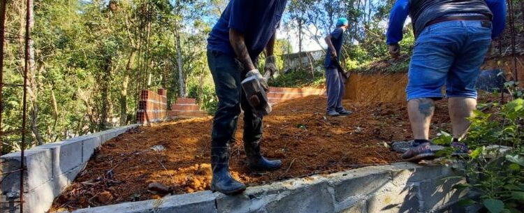 Obra irregular é demolida em área pública no bairro Jaraguazinho