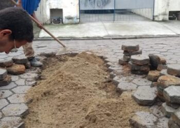 Prefeitura de Caraguatatuba realiza manutenção de bloquetes em vias do município