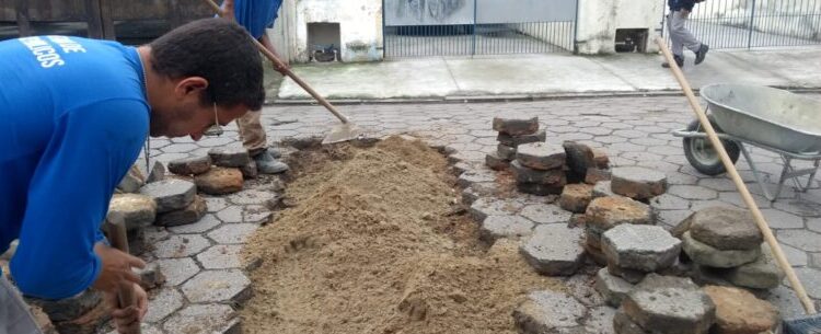 Prefeitura de Caraguatatuba realiza manutenção de bloquetes em vias do município
