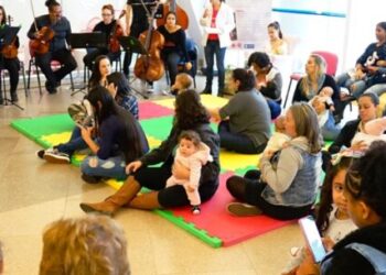 ‘Hora do Mamaço’ reúne cerca de 100 participantes em shopping de Caraguatatuba