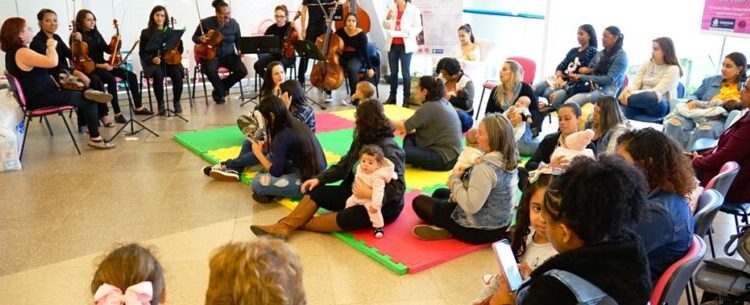 ‘Hora do Mamaço’ reúne cerca de 100 participantes em shopping de Caraguatatuba