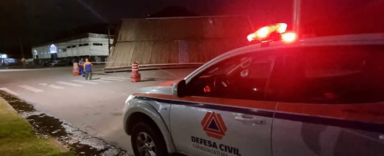 Defesa Civil de Caraguatatuba atende ocorrências provocadas por vendaval